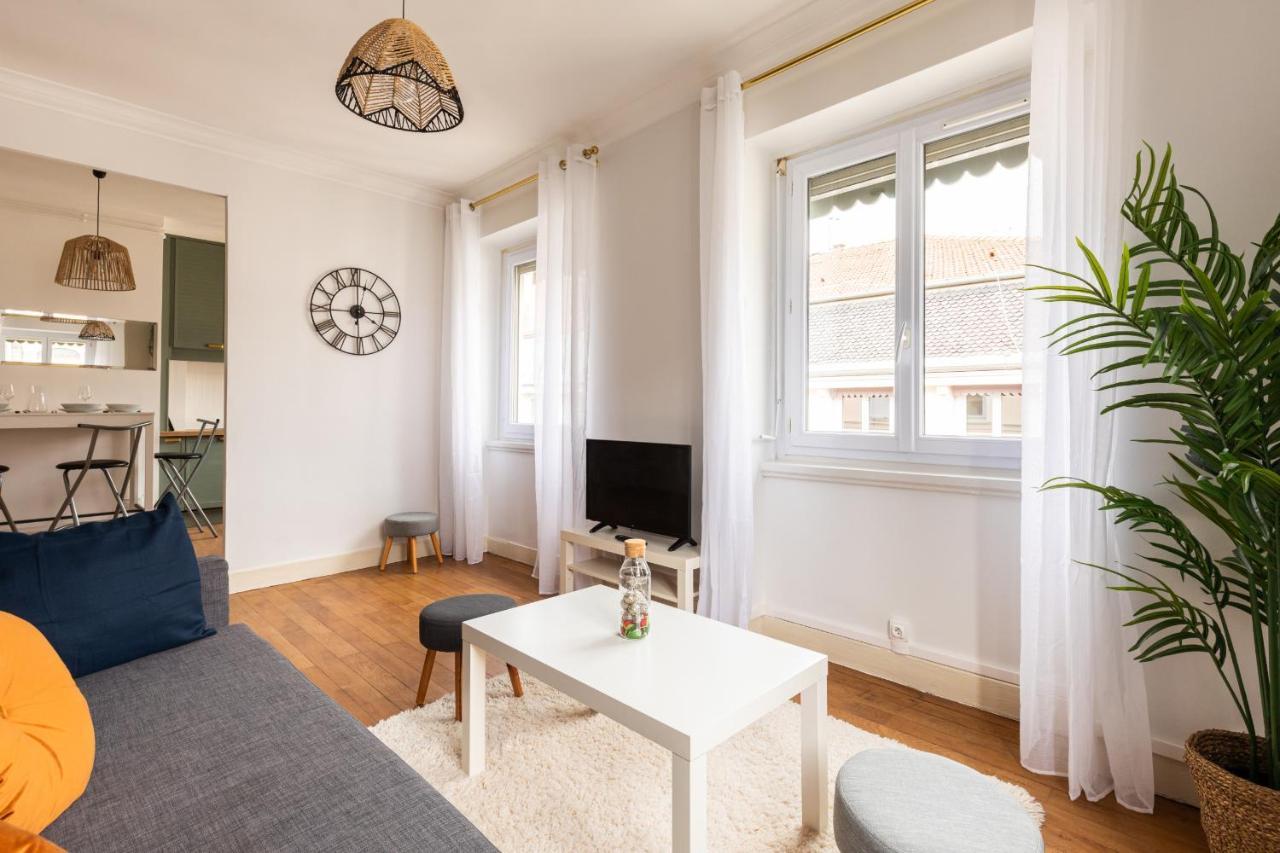 Dify Central - Bellecour Lyon Luaran gambar